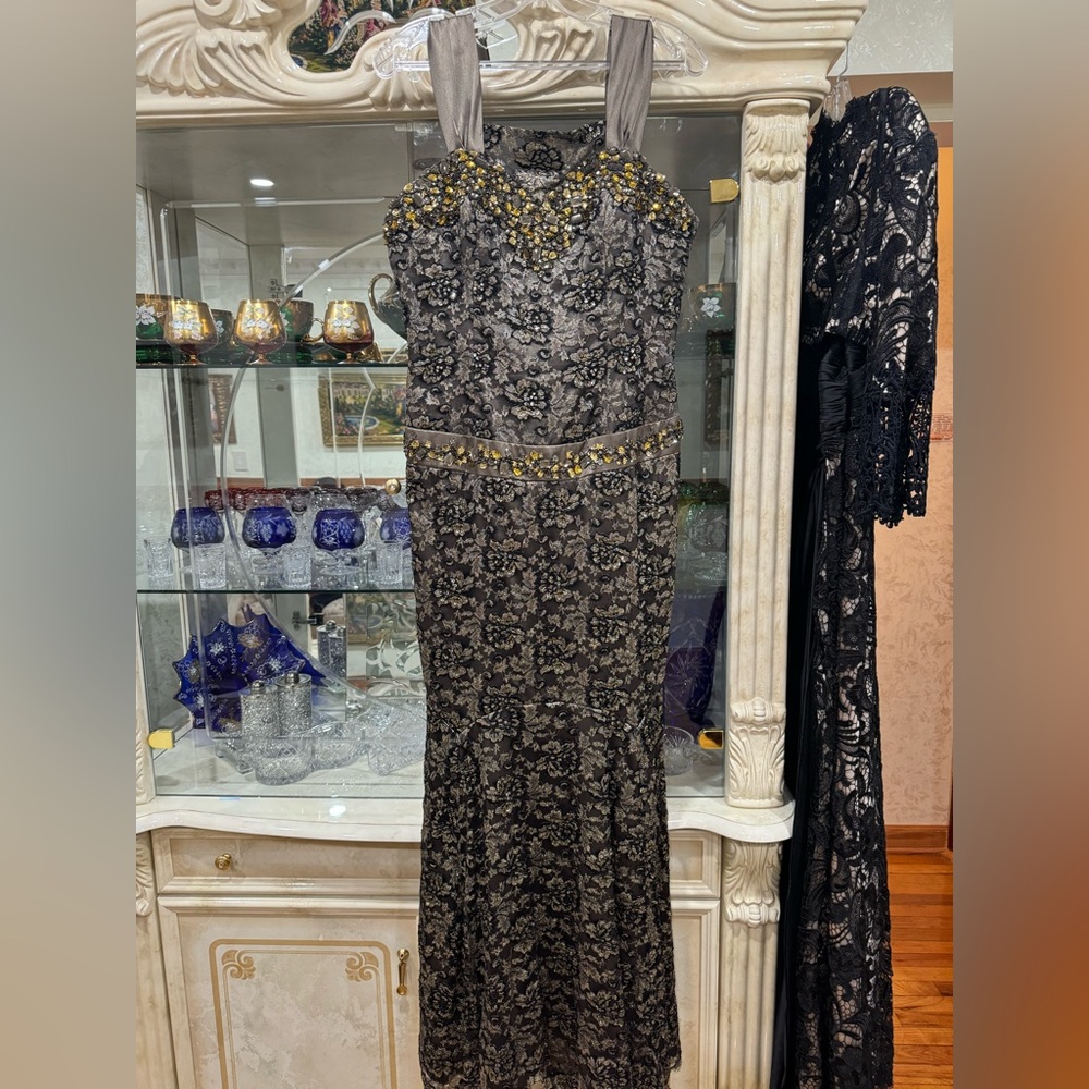 Elegant Black and Gold Lace Dress - Picture 3 of 3